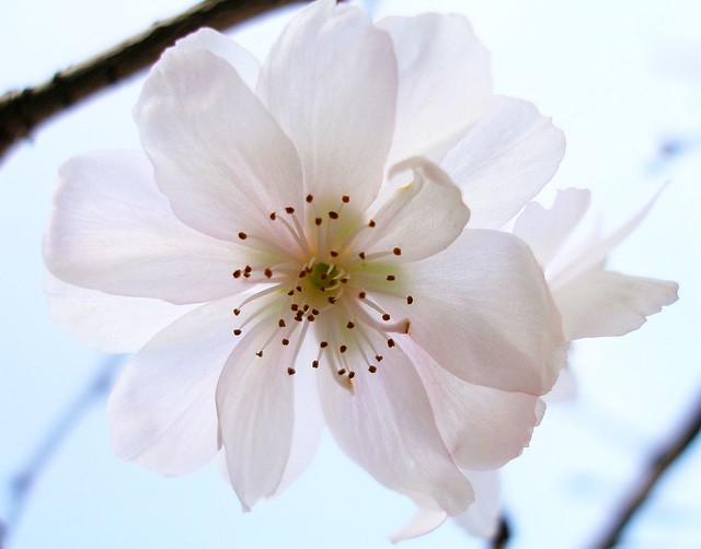 �\�����~��